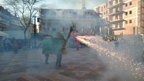 Èxit de participació a la IV Fira de Sant Jordi d'Abrera, amb parades de roses, llibres, autors/res locals, entitats, formacions polítiques, comerços i diferents activitats per a tothom