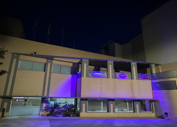 l·luminarà de color violeta la façana de l’Ajuntament i la rotonda del Rebato en commemoració al 25 de novembre, Dia Internacional per l'erradicació de les violències envers les dones
