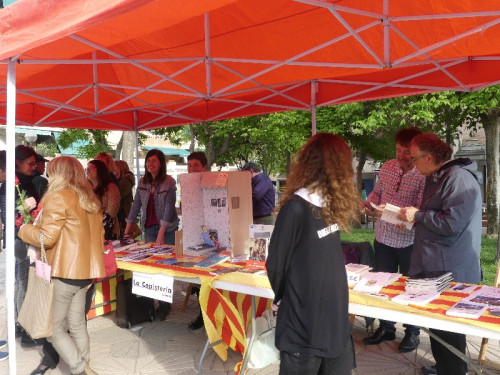 Abrera batega amb la Diada de Sant Jordi. Plaça de Pau Casals