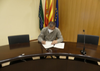 Signem amb les AMPA i les escoles del municipi els convenis per a la subvenció dels llibres de text i el material autoeditat