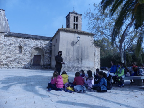 Els alumnes de l’Escola Francesc Platón i Sartí coneixen el passat d’Abrera amb les visites culturals pel nucli antic