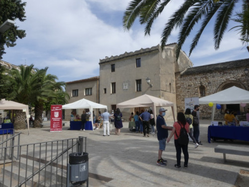 L'alumnat de 5è de primària de l'escola Francesc Platón i Sartí ven els productes de les seves cooperatives del projecte de Cultura Emprenedora a l'Escola (CuEme)