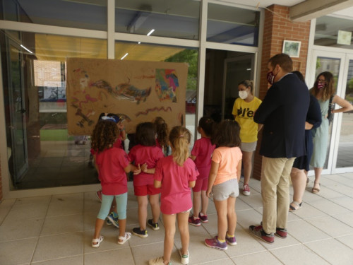 Visitem el Casal d'Estiu, que enguany té lloc a l'Escola Ernest Lluch, amb més de 200 nens i nenes