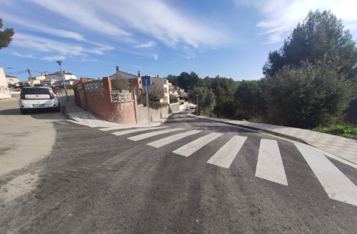 Removem la pavimentació, la vorera i la zona de contenidors del carrer Andalusia, al barri de Can Vilalba d'Abrera