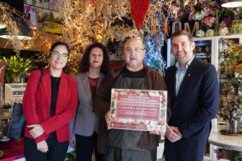 Lliurem els xecs als establiments guanyadors del 13è Concurs d’Aparadors Nadalencs d'Abrera. Enhorabona! Floristeria Nacho Flores