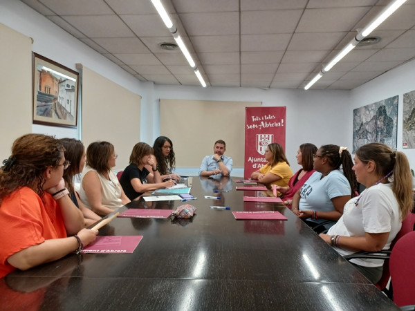 Signem els convenis per a la subvenció dels llibres de text i el material autoeditat amb les AFA i els equips directius dels centres escolars del nostre municipi