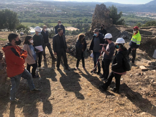 Visitem el Castell de Voltrera amb representants de la Universitat de Barcelona, amb qui encetem una nova etapa d'estudi científic del jaciment històric