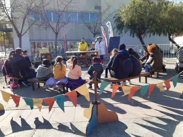 Commemorem el Dia Internacional de la Dona i la Nena en la Ciència, amb l’espectacle-taller de carrer “Experiència Quàntica