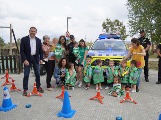 Els i les infants de l'Escola Bressol Municipal Món Petit i la llar d'infants Quitxalla reben la visita de la Policia Local amb l’activitat 'Policia Amiga'