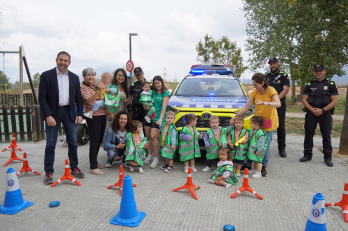 Els i les infants de l'Escola Bressol Municipal Món Petit i la llar d'infants Quitxalla reben la visita de la Policia Local amb l’activitat 'Policia Amiga'