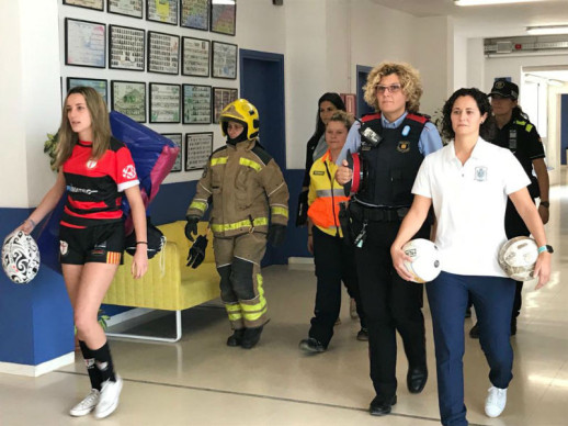 L'alumnat de segon de primària de l'Escola Francesc Platón i Sartí celebra el Dia de la Nena