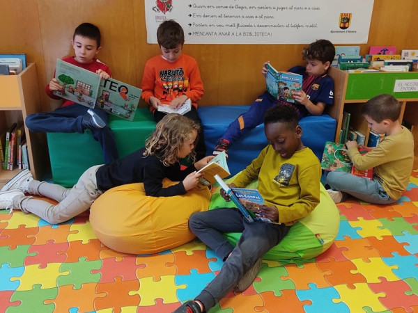 Els i les escolars del nostre municipi realitzen noves visites a la Biblioteca Josep Roca i Bros, per conèixer l'equipament i els seus serveis