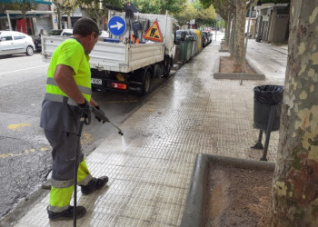 Mantenim l'espai públic net i segur amb la neteja de les voreres i el pintat dels bancs