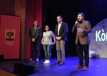 El diumenge 16 d’abril passat el Grup de Teatre Kòmix de La Garriga va obrir el 25è Concurs de Teatre Amateur Vila d’Abrera, amb l'obra 'A la lluna'