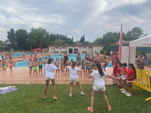 Èxit de participació i assistència a la primera sessió de Ràdio Abrera a la Piscina Municipal d'Estiu, amb les actuacions de #BigFriday On Air, i el grup de Hip Hop infantil de les Juventudes Rocieras d'Abrera!