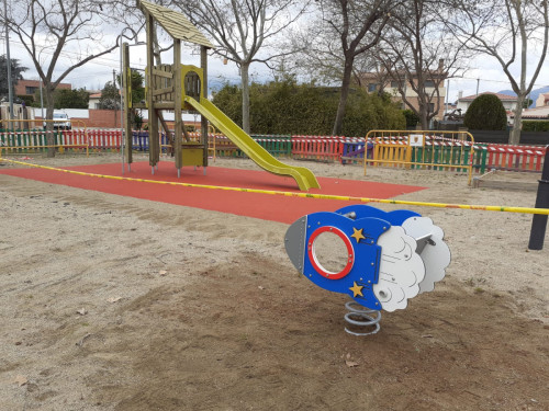 Instal·lem una nova àrea de joc infantil en el parc de Sant Hilari, que havia patit un atac vandàlic. Siguem cívics i cuidem el nostre entorn!