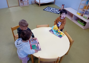 L'Escola Bressol Municipal Món Petit visita la Biblioteca Josep Roca i Bros pel foment de la lectura