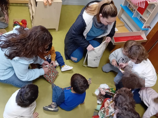 L'Escola Bressol Municipal Món Petit visita la Biblioteca Josep Roca i Bros pel foment de la lectura