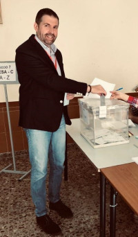 Candidat PSC Jesús Naharro votant.JPG