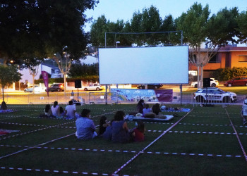 Cinema al carrer! Projecció de Perdiendo el este. Dissabte, 4 de juliol de 2020