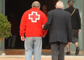 ELECCIONS 14F. La Creu Roja ofereix el servei d'companyament de les persones grans o amb mobilitat reduida als colegis electorals