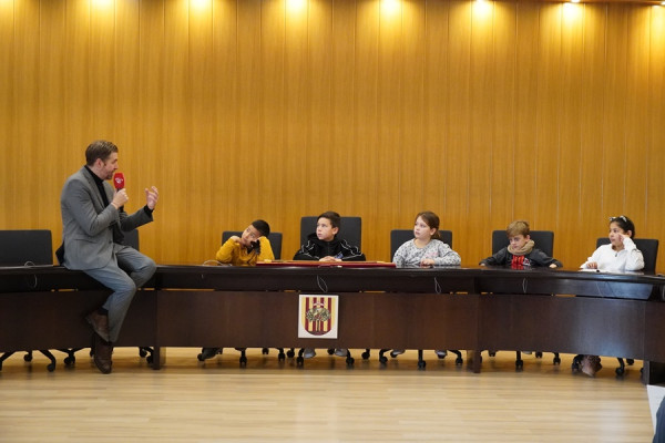 L'alumnat de tercer curs de l'Escola Francesc Platón i Sartí visita el consistori d'Abrera dins l'activitat 'El meu Ajuntament'. Moltes gràcies!