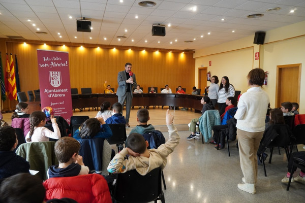 L'alumnat de tercer curs de l'Escola Francesc Platón i Sartí visita el consistori d'Abrera dins l'activitat 'El meu Ajuntament'. Moltes gràcies!