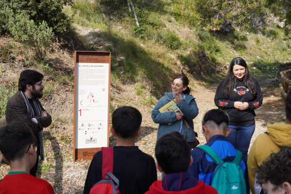 Continuem donant a conèixer a l'alumnat els nostres elements patrimonials, amb una visita del grup de sisè de l'Escola Josefina Ibáñez al Castell de Voltrera d'Abrera