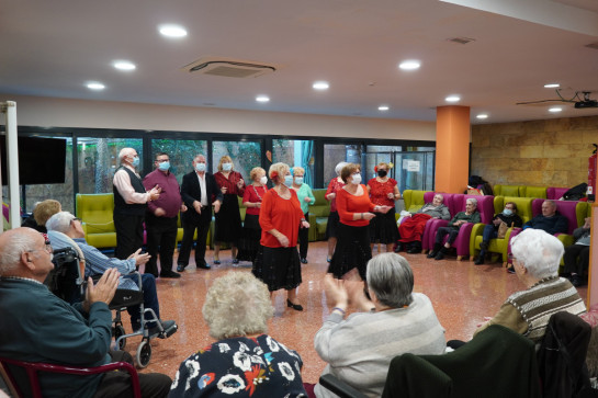 El Nadal es viu a Abrera! Assistim a l'actuació del Grup de Teatre del Casal de la Gent Gran, a la residència Canigó del nostre municipi