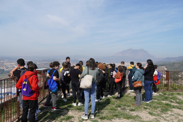 Continuem donant a conèixer a l'alumnat els nostres elements patrimonials, amb una visita del grup de sisè de l'Escola Josefina Ibáñez al Castell de Voltrera d'Abrera