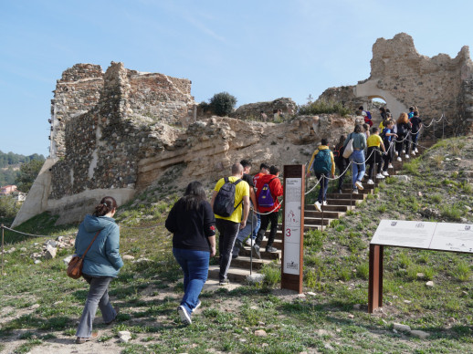 Continuem donant a conèixer a l'alumnat els nostres elements patrimonials, amb una visita del grup de sisè de l'Escola Josefina Ibáñez al Castell de Voltrera d'Abrera