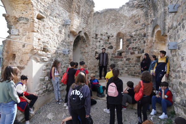 Continuem donant a conèixer a l'alumnat els nostres elements patrimonials, amb una visita del grup de sisè de l'Escola Josefina Ibáñez al Castell de Voltrera d'Abrera