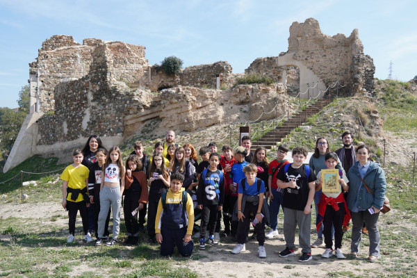 Continuem donant a conèixer a l'alumnat els nostres elements patrimonials, amb una visita del grup de sisè de l'Escola Josefina Ibáñez al Castell de Voltrera d'Abrera