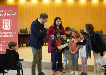 L'alumnat de tercer curs de l'Escola Francesc Platón i Sartí visita el consistori d'Abrera dins l'activitat 'El meu Ajuntament'. Moltes gràcies!