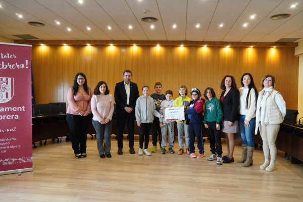 Abrera promou la cultura emprenedora amb el programa CuEmE. Les cooperatives de 5è de l’Escola Francesc Platón i Sartí han presentat els seus projectes i han recollit els seus NIF