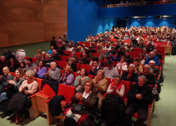 L'Operació Quilo, el Festival Solidari del Grup de Teatre del Casal de la Gent Gran, recull més de 530 quilos d'aliments en una tarda de teatre espectacular! Gràcies, Abrera