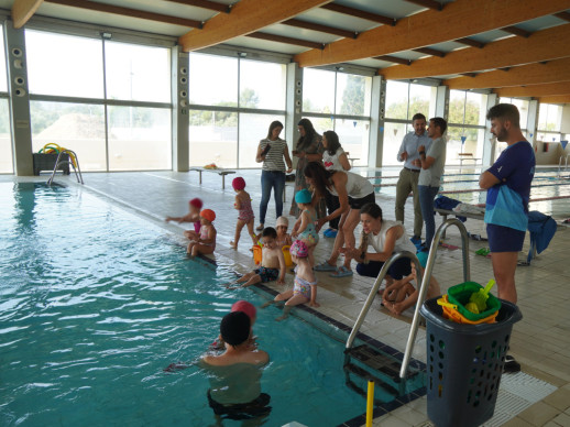 Gairebé 60 nens i nenes participen en el nou projecte de l’Escola Bressol Municipal Petit Món Aquàtic, en el Centre Aquàtic Municipal (CAM)