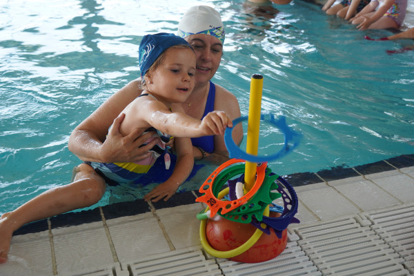 Gairebé 60 nens i nenes participen en el nou projecte de l’Escola Bressol Municipal Petit Món Aquàtic, en el Centre Aquàtic Municipal (CAM)