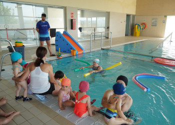 Gairebé 60 nens i nenes participen en el nou projecte de l’Escola Bressol Municipal Petit Món Aquàtic, en el Centre Aquàtic Municipal (CAM)