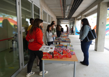 Els centres educatius abrerencs celebren la Diada de Sant Jordi amb Jocs Florals, activitats i la participació de les associacions de mares i pares. Escola Josefina Ibáñez