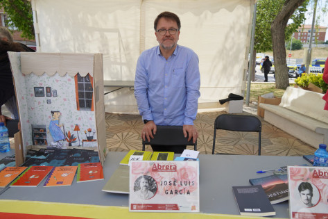 Èxit de participació a la IV Fira de Sant Jordi d'Abrera, amb parades de roses, llibres, autors/res locals, entitats, formacions polítiques, comerços i diferents activitats per a tothom