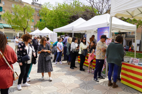 Èxit de participació a la IV Fira de Sant Jordi d'Abrera, amb parades de roses, llibres, autors/res locals, entitats, formacions polítiques, comerços i diferents activitats per a tothom