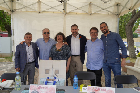 Èxit de participació a la IV Fira de Sant Jordi d'Abrera, amb parades de roses, llibres, autors/res locals, entitats, formacions polítiques, comerços i diferents activitats per a tothom