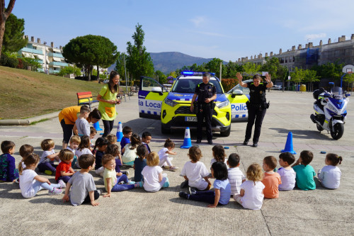 Els i les infants de l'Escola Bressol Municipal Món Petit i la llar d'infants Quitxalla reben la visita de la Policia Local amb l’activitat 'Policia Amiga'