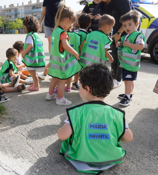 Les i els infants de l'Escola Bressol Municipal Món Petit reben la visita de la Policia Local amb l’activitat 'Policia Amiga'