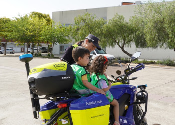 Les i els infants de l'Escola Bressol Municipal Món Petit reben la visita de la Policia Local amb l’activitat 'Policia Amiga'