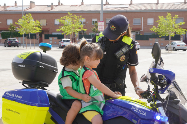 Les i els infants de l'Escola Bressol Municipal Món Petit reben la visita de la Policia Local amb l’activitat 'Policia Amiga'