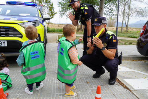 Els i les infants de l'Escola Bressol Municipal Món Petit i la llar d'infants Quitxalla reben la visita de la Policia Local amb l’activitat 'Policia Amiga'