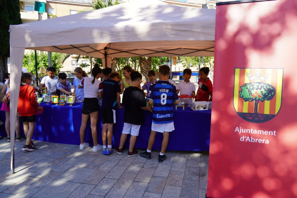 Abrera promou la cultura emprenedora amb el programa CuEmE. Les cooperatives de 5è de l’Escola Francesc Platón i Sartí venen els seus productes