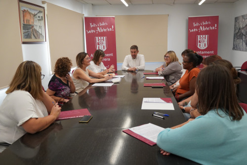 Signem un curs més els convenis per a la subvenció dels llibres de text i el material autoeditat amb les AFA i els equips directius dels centres escolars del nostre municipi